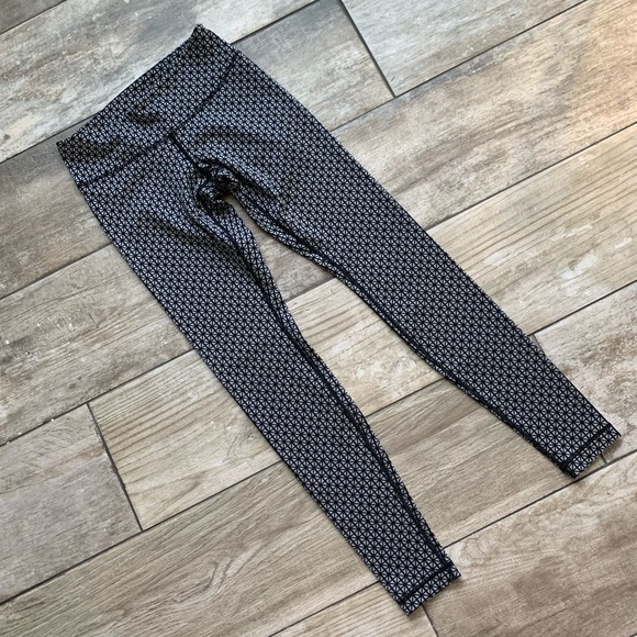 Lululemon • Black & Gray Wunder Under Leggings • 4 - Picture 8 of 16